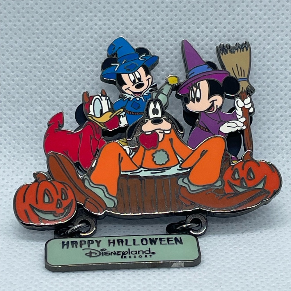 Disney Pin Happy Halloween Disneyland Resort LE 3600 Glows in the Dark Goofy